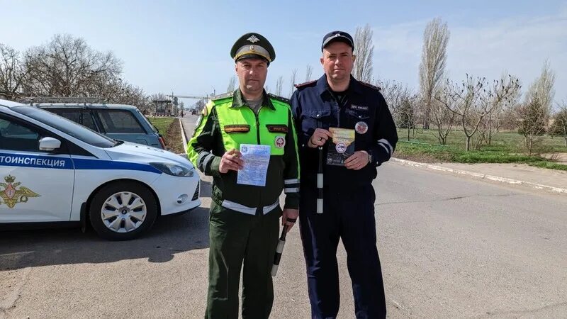 Инспектор гаи ефремов. Инспектор дпс. Государственный инспектор дорожного надзора. Сотрудники мчс гпн. Гражданский инспектор.