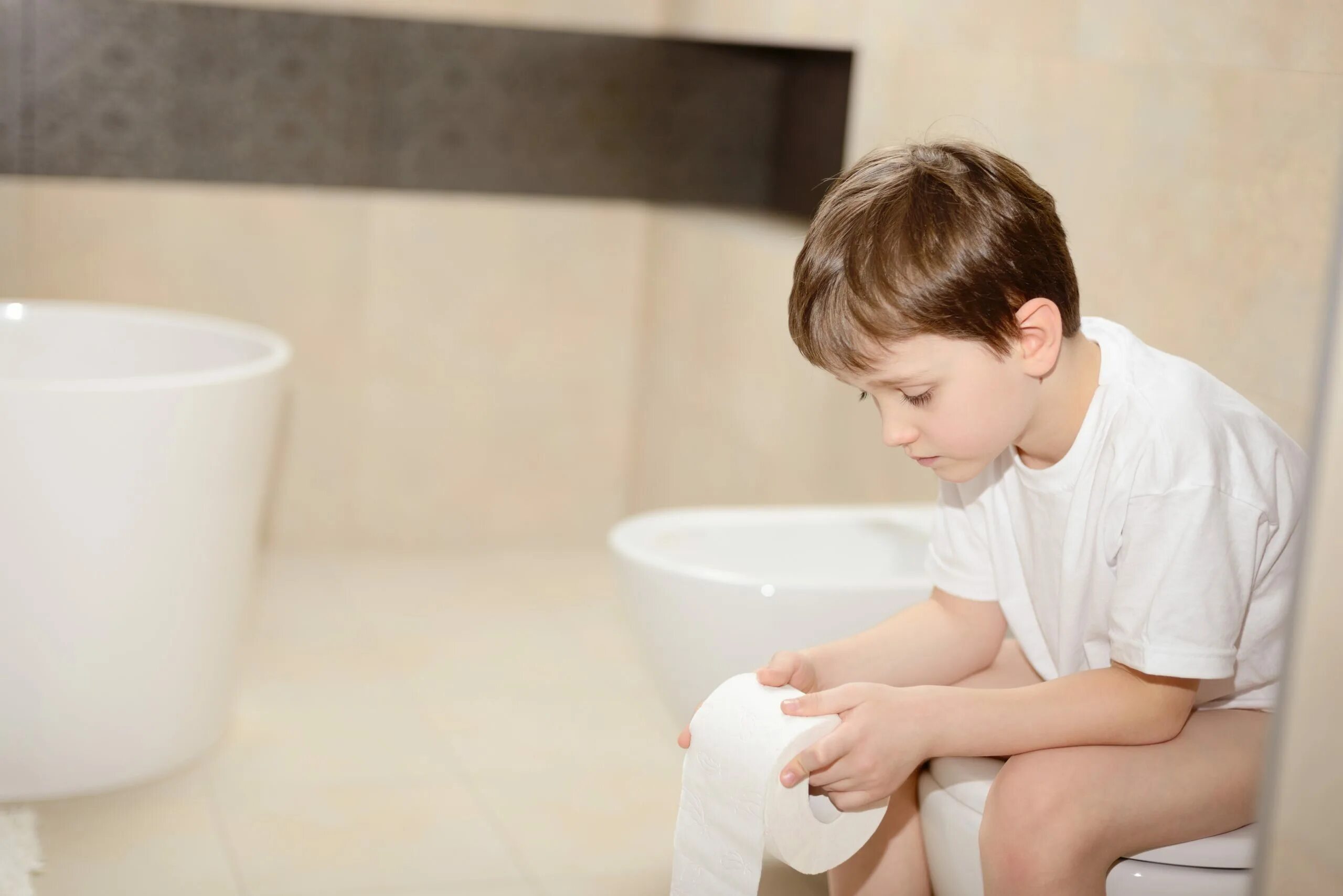 Рвота болит живот у ребенка что делать. Мальчик на унитазе. Ребенок на горшке. Мальчик сидит в туалете. Подросток на горшке.