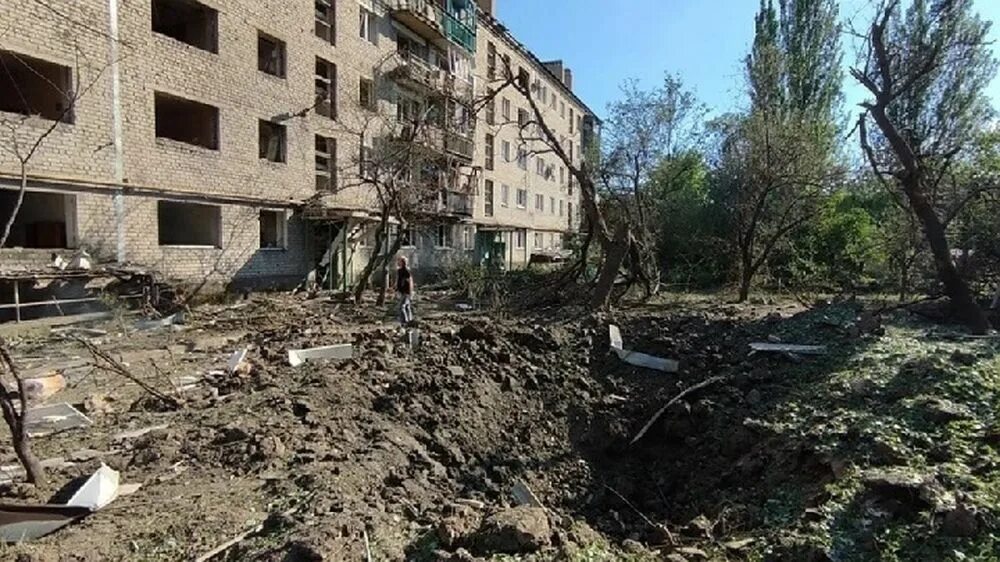 Перевальск луганская область. Военные здания. Перевальское лнр. Достопримечательности перевальска. Люди в автобусе.