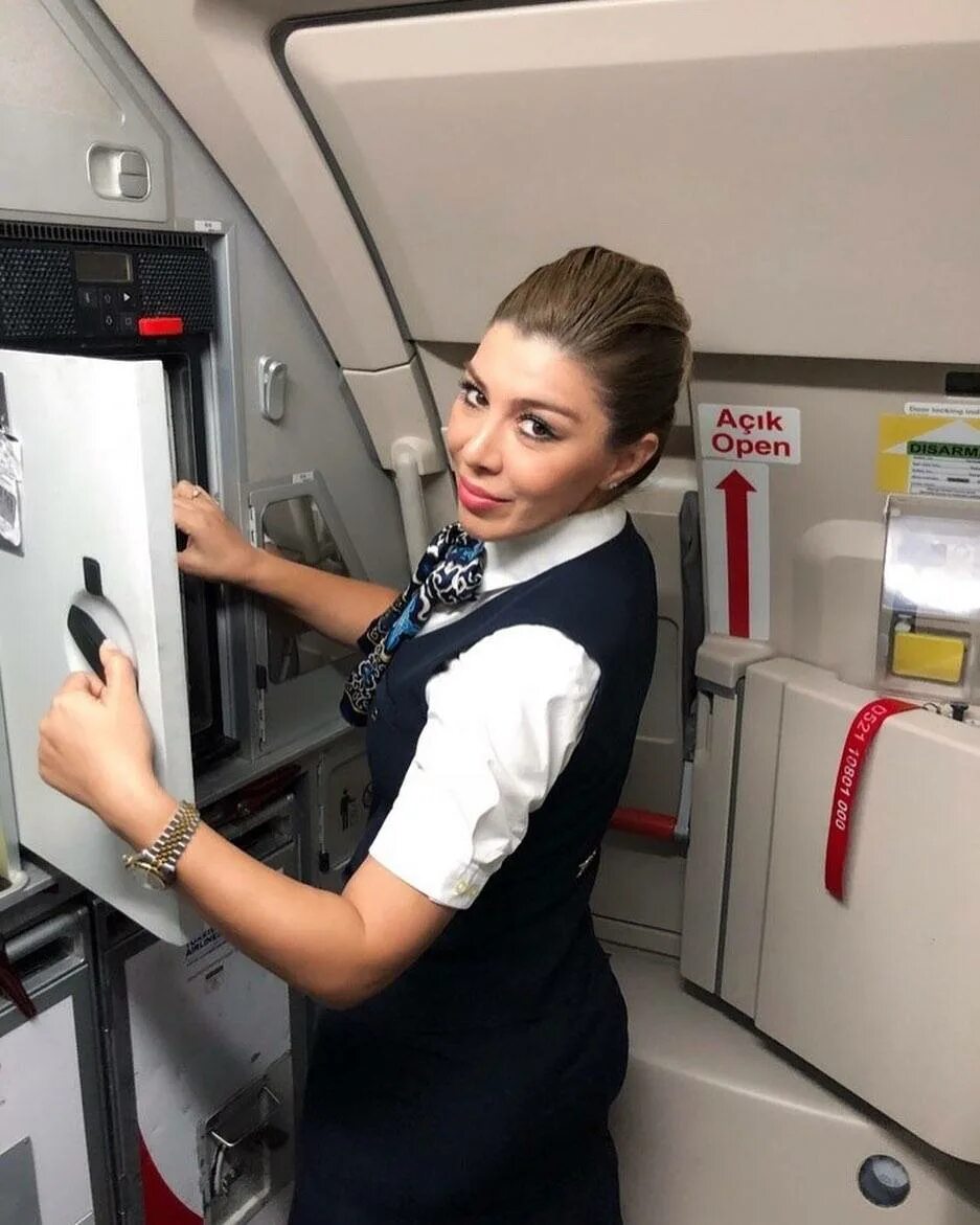 Стюарды уральские авиалинии. Сколько получают бортпроводники. Стюардесса зарплата s7. Стюардессы авиакомпании россия. Сколько получают бортпроводники.