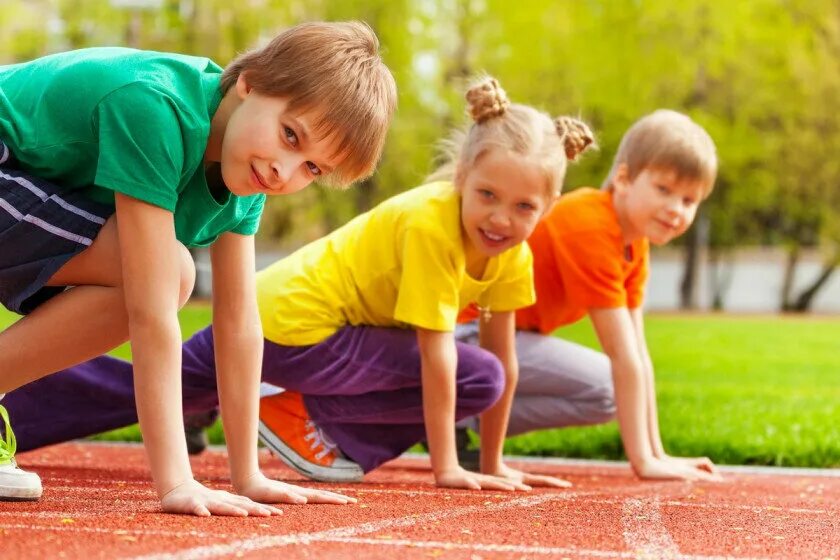 Children do sports. Спортивные дети. Дети на физкультуре. Занятие спортом дети. Дети улицы.