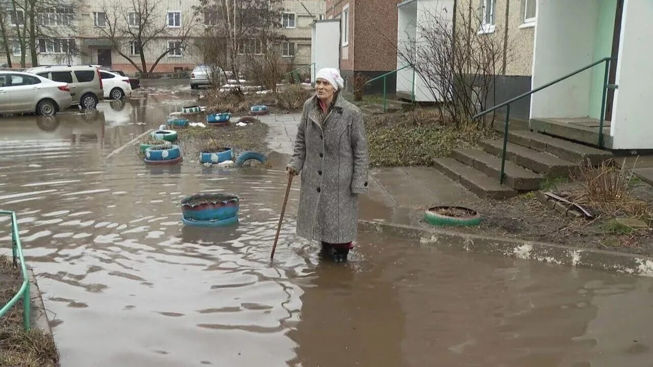 Лужа терпеть. Большая лужа. огромная лужа во дворе. улица с лужей. большие лужи.