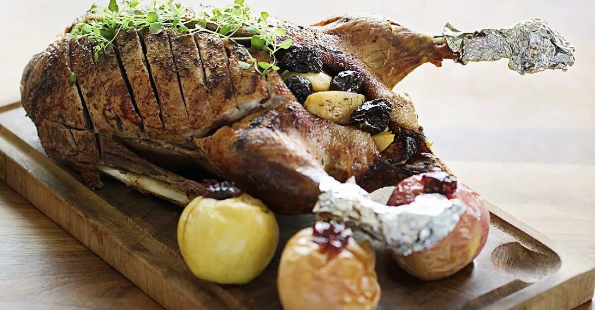 запеченный голубь. жареный гусь с яблоками и апельсинами. гусь в духовке с яблоками и черносливом. приготовление гуся по киргизки. жареный голубь.