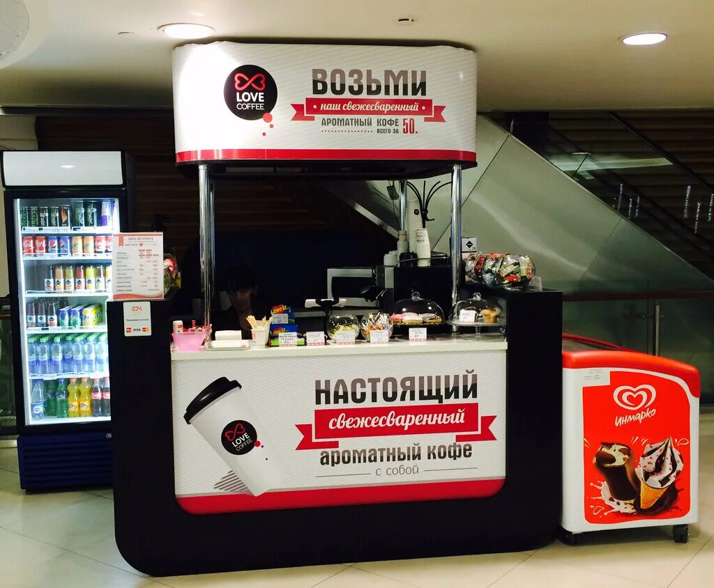 Coffee shop love. люди в кафе. Coffee shop love. красивый кофе. скамейка на стене для фотосессии.