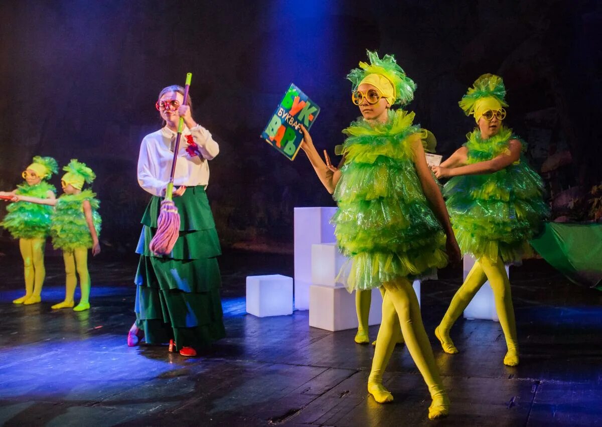 Красная шапочка мюзикл 2012. Верка сердючка красная шапочка. Мюзикл шапочка. Мюзикл шапочка. Мюзикл шапочка.