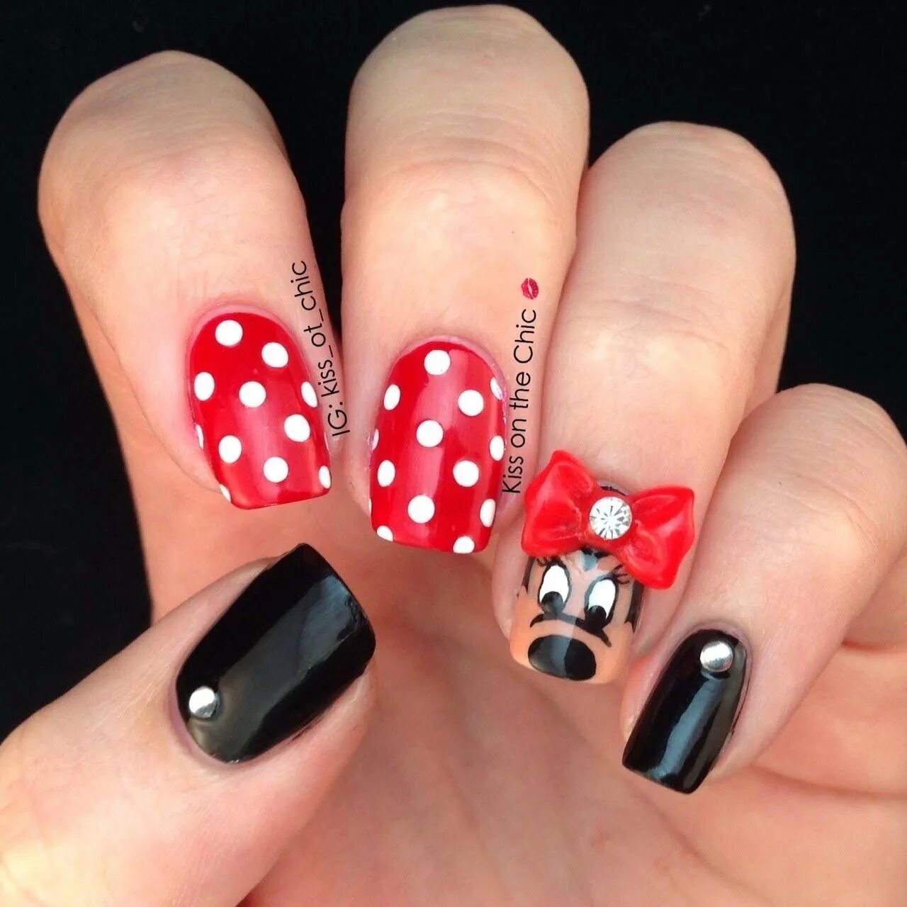 Маникюр с микимаусом на короткие ногти. Маникюр микки маус. Ногти с микки маусом. Ногти с микки маусом. Микки маус на красных ногтях.