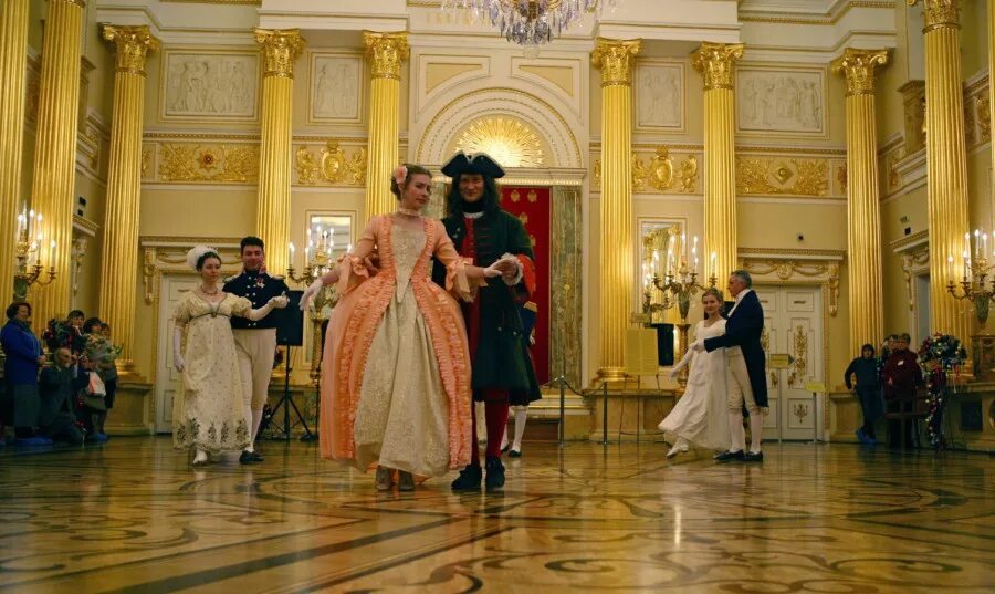 Бал маскарад константиновский дворец. Dragon age inquisition зимний дворец. Зимний дворец халамширал. Бальный зал викторианская эпоха. Вампирский королевский тронный зал.