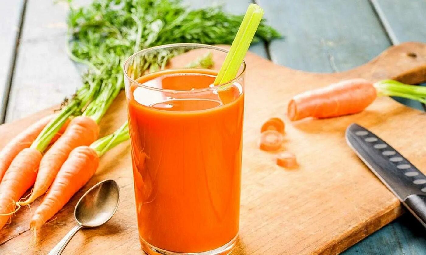 Можно пить сок на голодный желудок. Морковный сок 100 мл. Свежевыжатый морковный сок. Яблочно морковный Фреш. Морковный Джус.