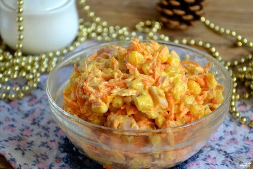 Салат с омлетными блинчиками и курицей. Салат с корейской морковкой и курицей. Салат с корейской морковкой и курицей. Салат с корейской морковкой. Рецепты салата с курицей морковью.