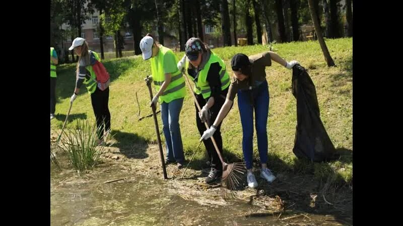 Площадку убирают. Волонтеры убирают мусор. волонтеры дети убирают. волонтеры убирают мусор в лесу. волонтеры убирают мусор в городе.