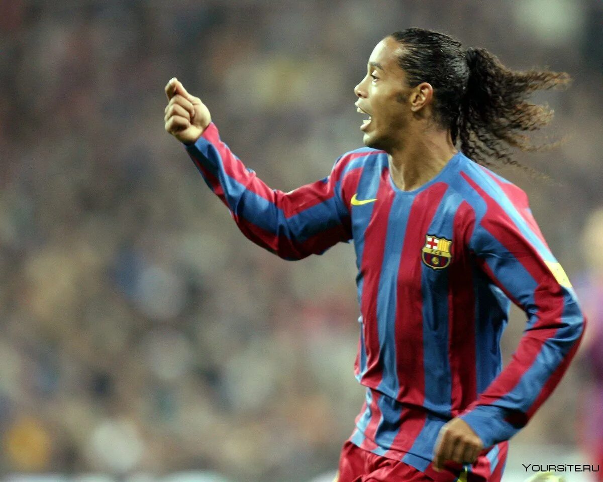 Interested in football. Ronaldinho 2005. Роналдиньо Гаушо 2005. Роналдиньо Гаушо. Футболист Роналдиньо 2005.