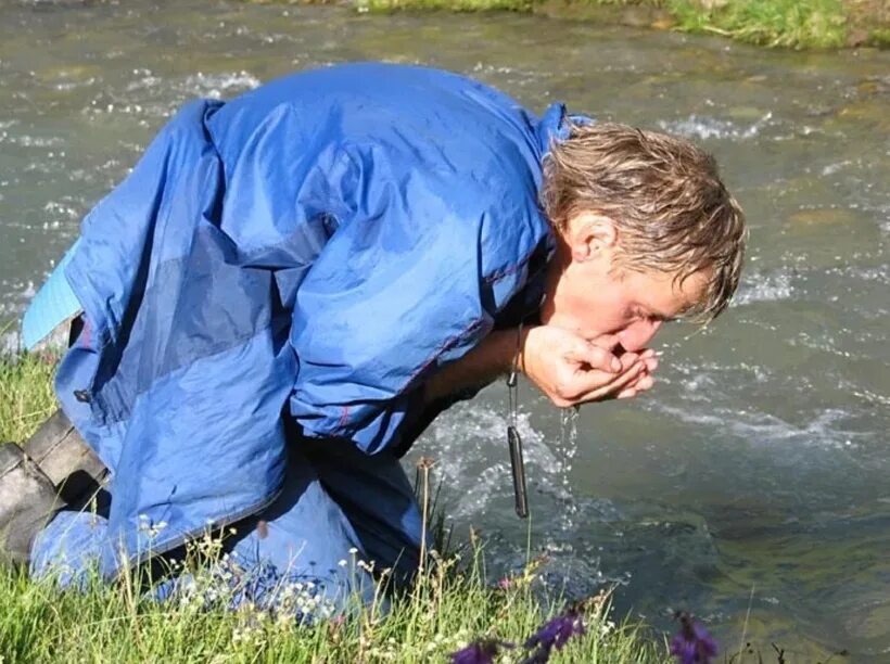 Пьет воду из реки. Человек пьет воду из реки. Человек пьет воду из озера. Человек пьет воду из ручья.