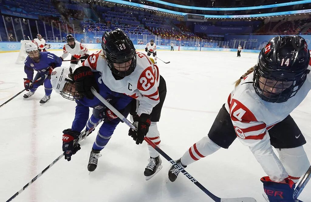 Заниматься хоккеем. Шайба для хоккея. Детский спорт хоккей. Хоккей детский тренировки. Хоккей дети.