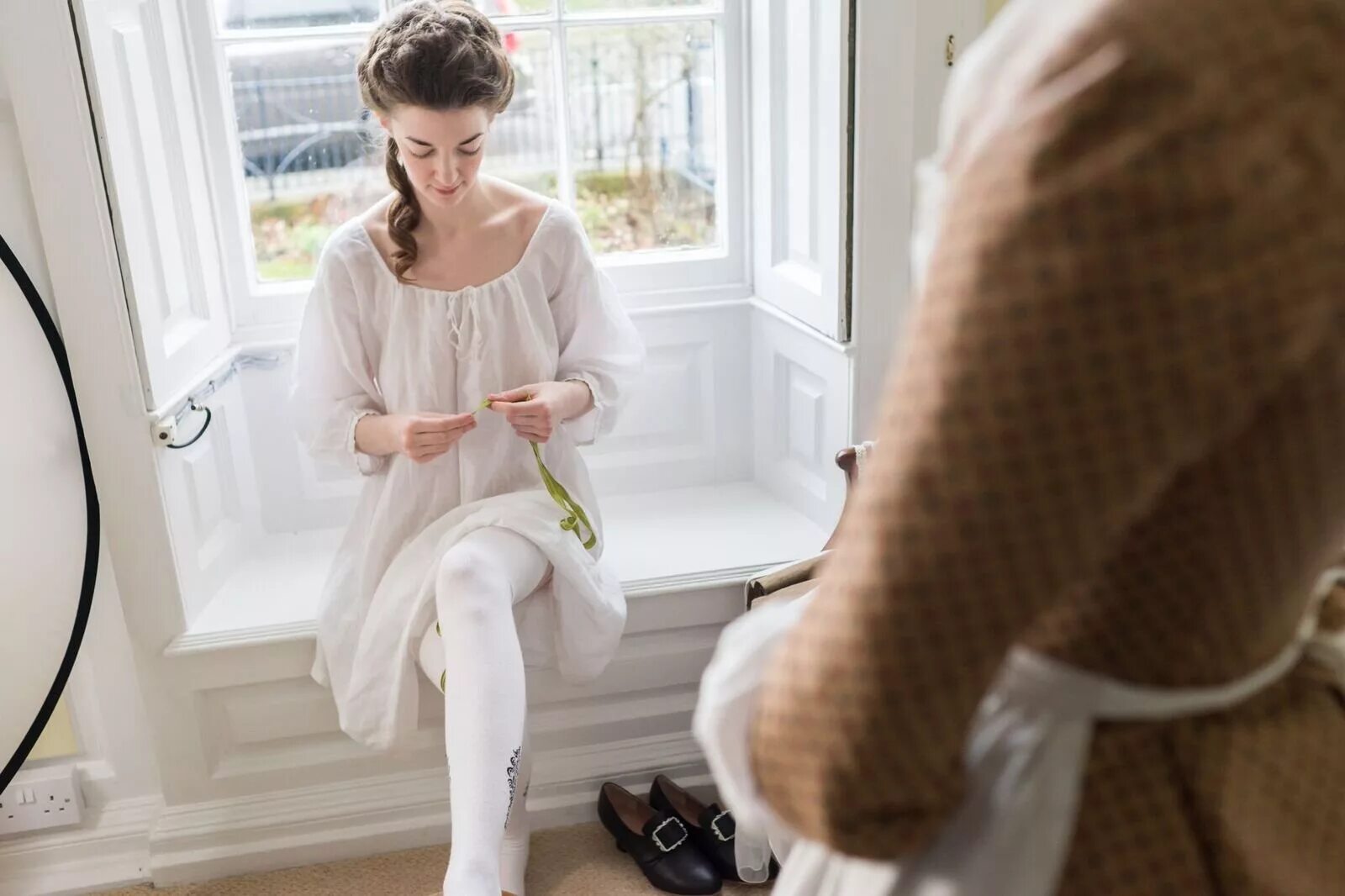 Женщина одевается. Загадка что делает женщина раз в жизни. Женщина выбирает одежду гардероб. Старая одежда. Женщина одевает каждый день.