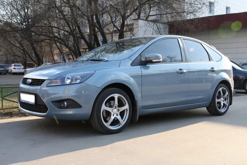 Купить диски на форд фокус рестайлинг. Ford Focus 2 r17. Ford Focus 2 Рестайлинг r17. Ford Focus 2 на 17 дисках. Форд фокус 2 Рестайлинг на 17 дисках.