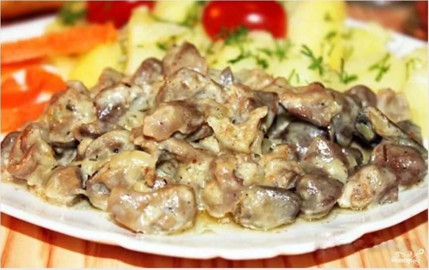 Куриные потрошки в сметанном соусе. Куриные сердечки тушеные в сметане. Потрошка куриные тушеные в сметанном соусе. Потроха куриные тушеные