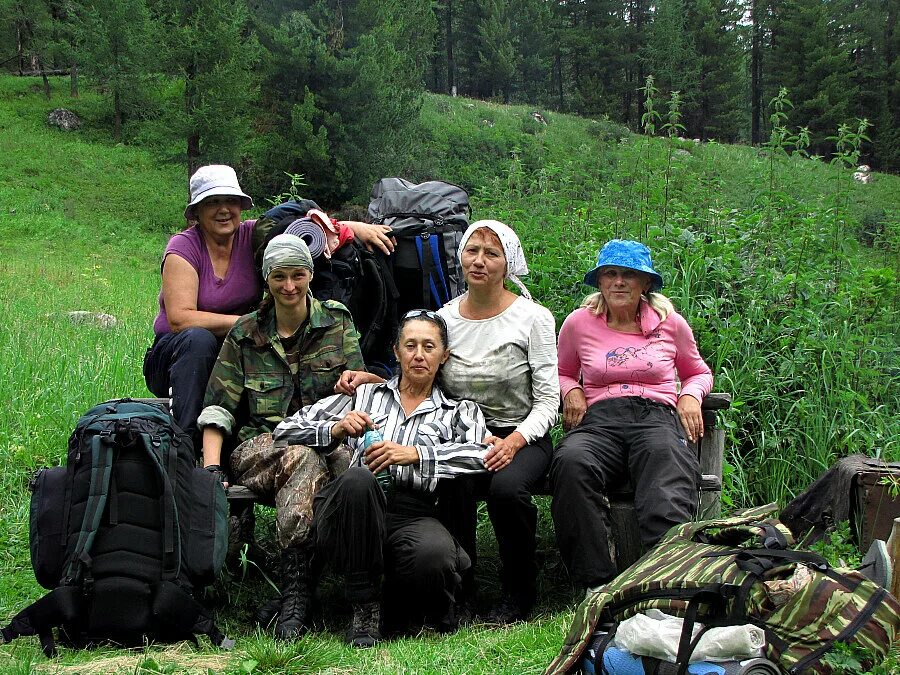 Пенсионеры в походе. Пенсионеры в горах. Пенсионеры поход в горы. Пенсионерки путешествие среди гор\.