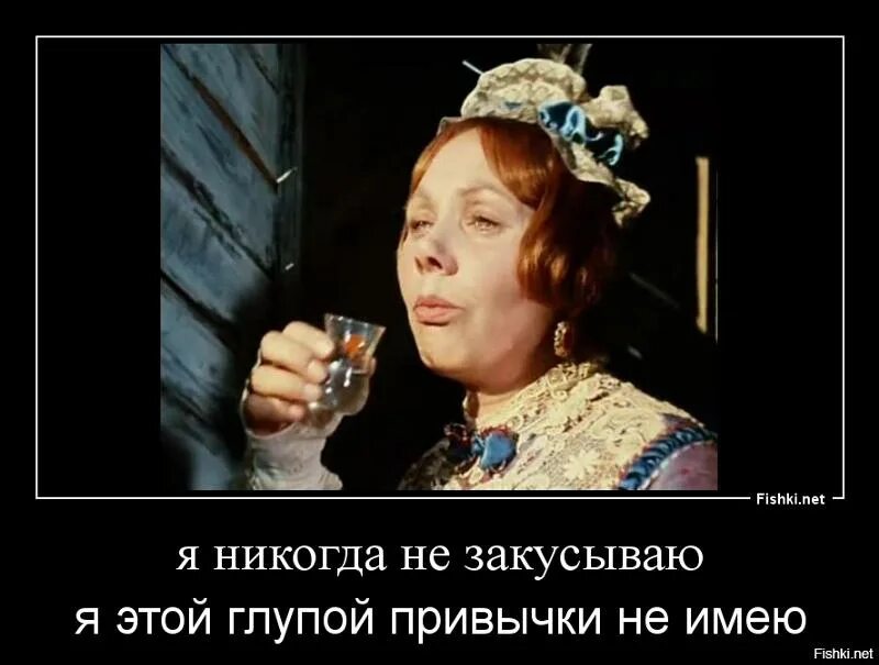 Пьет не закусывая. Закусывать надо. Плакаты ссср про выпивку. Пьет не закусывая. Выпивать и закусывать.