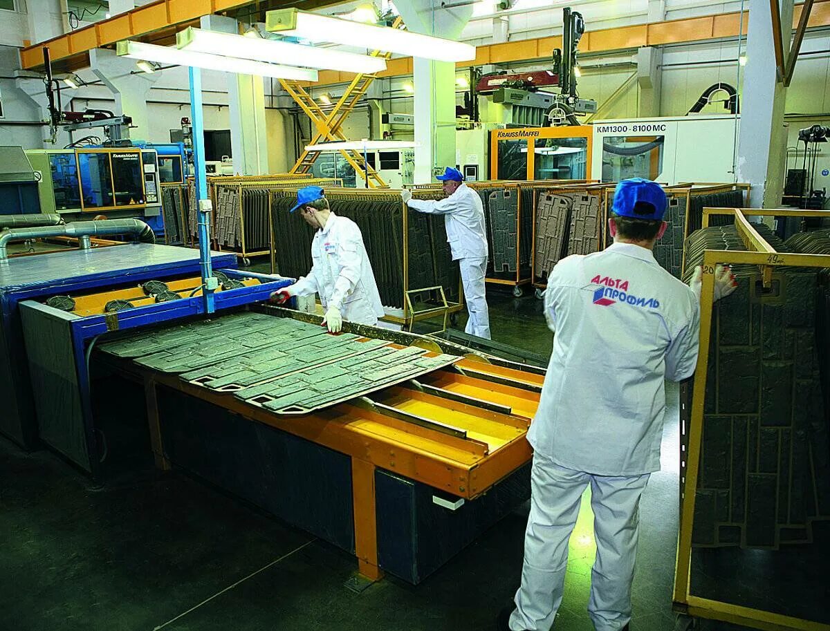 Рабочие на предприятии. Лучшая компания по производству. Поставщик потребитель. Сдельная на заводе. Современное производство.