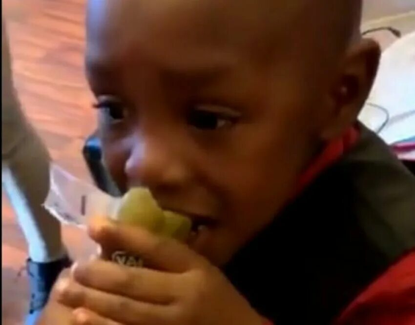 Деревья шепчутся друг с другом. Девочка отвергает мальчика. Мальчик попробовал девочку. Мальчик попробовал девочку. Мальчик примеряет обувь в магазине.