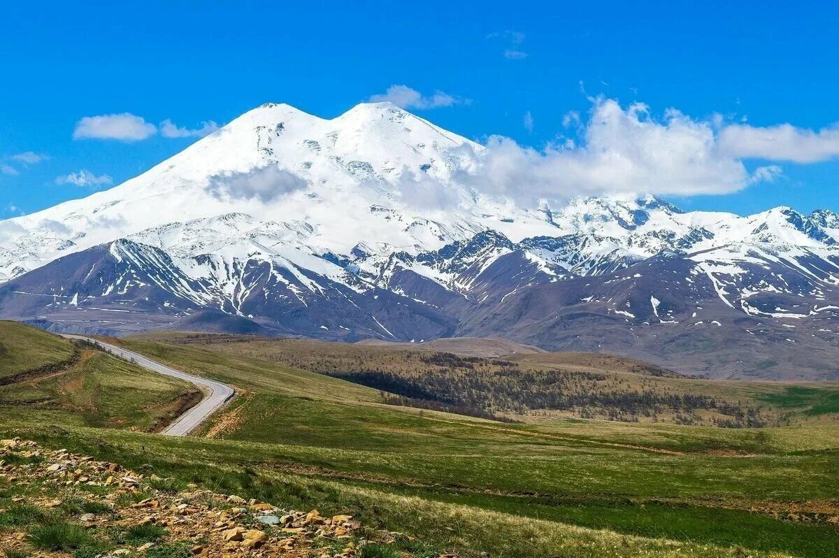 Кавказ самая высокая. Гора Эльбрус (Кабардино-Балкария, Карачаево-Черкесия). Горы Кавказа Эльбрус. Эльбрус и кавказский хребет. Стратовулкан Эльбрус.