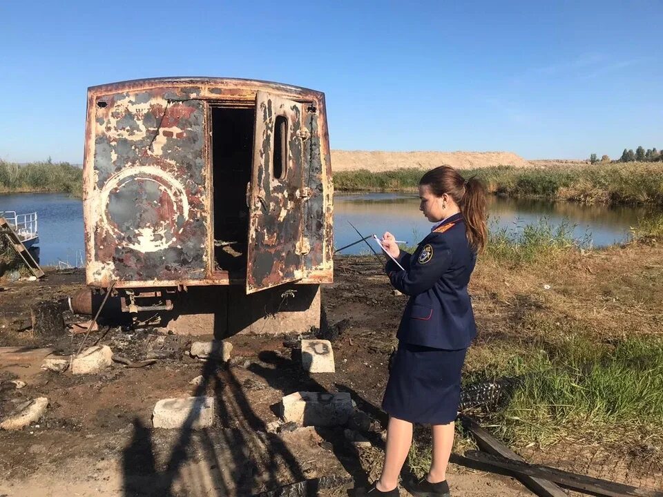 Сгоревший вагончик. Пожар вагончик сторожка. Пожар в СНТ Волга Энгельс. Пос Наратай Братский район. Сторож энгельс