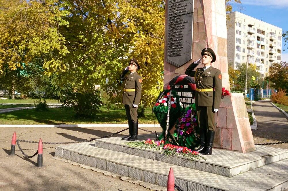 Памятник воинам интернационалистам Петровск-Забайкальский. Памятник погибшим забайкальцам в Афганистане в Чите. Стела воинам-интернационалистам ОДОРА Чита. Город Чита Забайкальский край памятники.