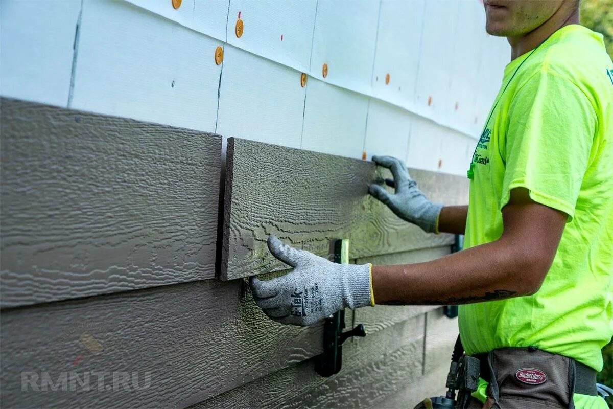 Демонтаж сайдинга. Lp smartside монтаж. монтажник фасадов. монтажник сайдинга. монтаж облицовки фасада.