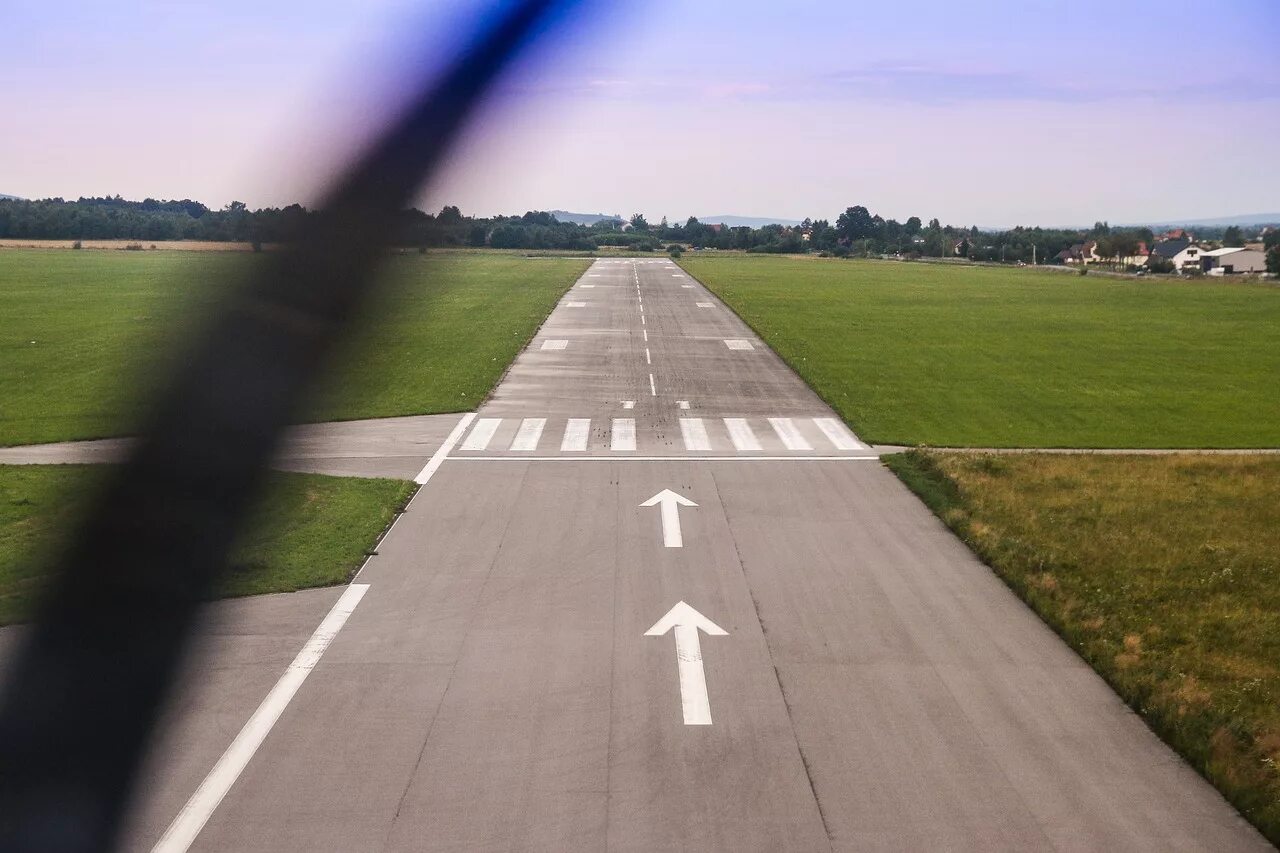 Airport road. Симферопольское шоссе Взлетная полоса. Полоса взлета. Взлётно-посадочная полоса. Самолет на полосе.