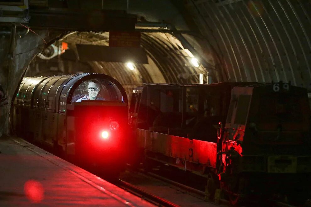 Подземная дорога то. Почтовая железная дорога Лондон. Подземный поезд. Поезд под землей.