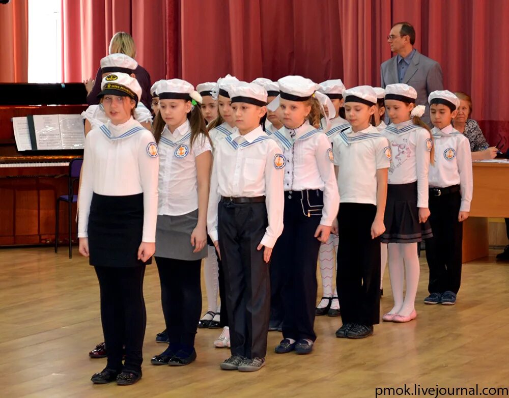 Строевой смотр в школе форма. Военные речевки для смотра строя. Форма для маршировки. Маршировать в школе. Военная форма для школьников.