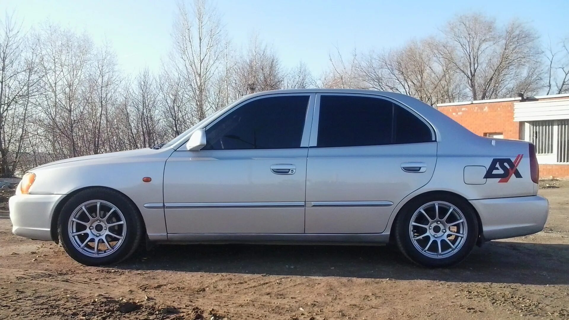 Accent диски. Hyundai accent 2. hyundai accent 2 диски. accent hyundai 2004 r19. серебристый акцент на 16 дисках.