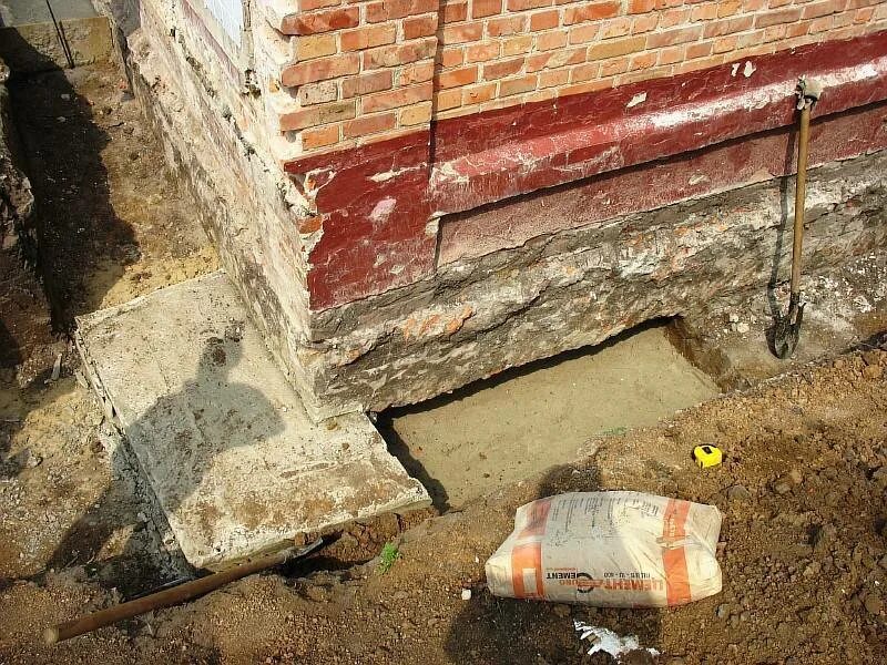 Усиление фундамента дома. Усиление фундамента. укрепление и усиление фундамента. старый кирпичный фундамент. стяжка старого фундамента.