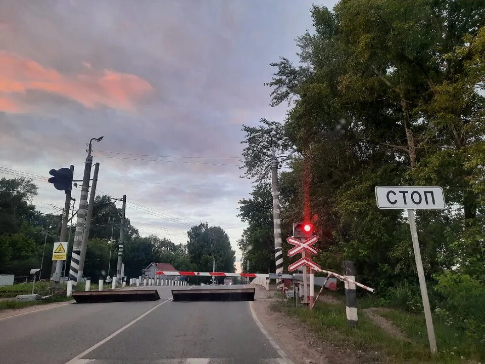 Железнодорожный переезд Киро. На переезде в Макарье Киров. ЖД переезд Кадуй. Дорога Киров Слободской 2023. Переехать в киров