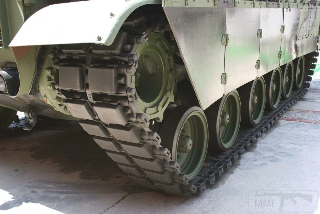 Ходовая танка т34. Резинки на гусеницы танка. Резиновые накладки на гусеницы танка. Резина на tank. Резина на гусеницы танков.