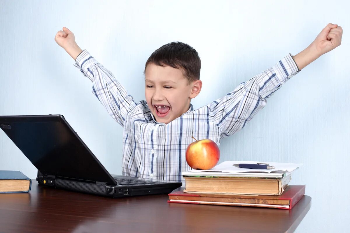 Учи уроки игра. Компьютер для детей. Ребенок за ПК. Успешный ученик. Компьютер для школьника.