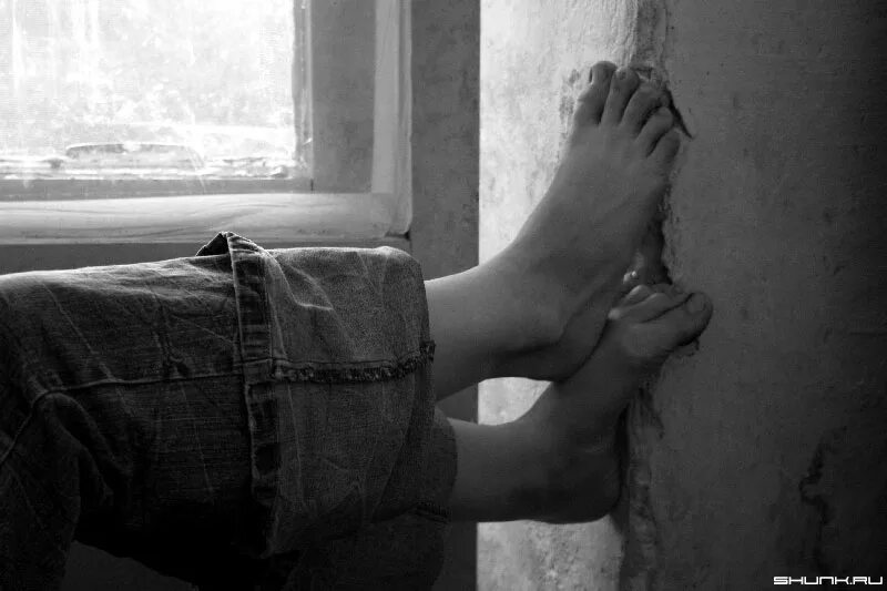 Одиночество женщины. Одиночество девушка. Тоска в ногах. Грустная женщина. Девушка грусть.