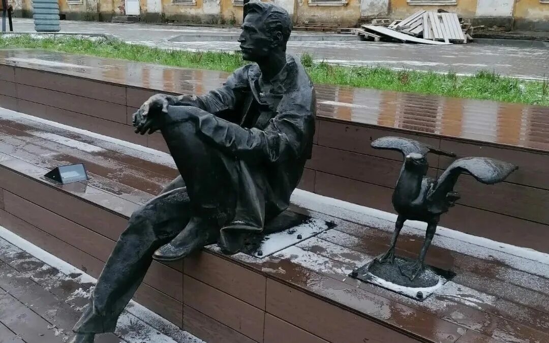 Где установлен памятник александру грину. Памятник александру грину в слободском. памятник грину киров. памятник александру грину киров.