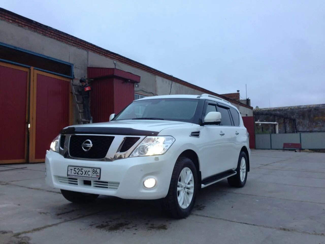 Ниссан хмао. Nissan Patrol 2013. Ниссан патруль 2013. Nissan Patrol 2013 белый цвет. Ниссан Патрол 2013 отражатель.