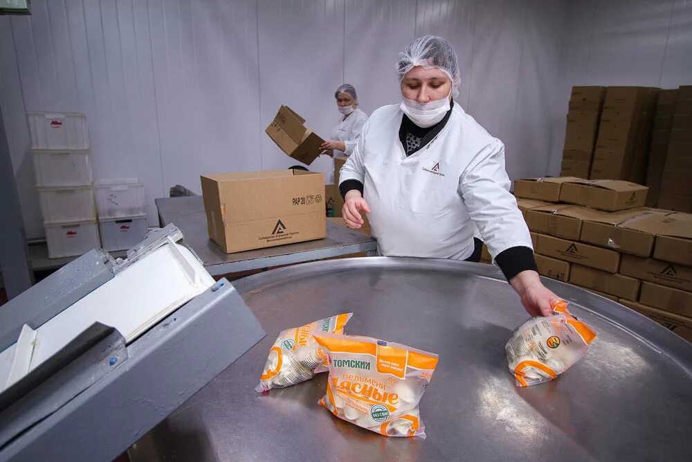 Цех полуфабрикатов. Упаковщики томске. Упаковщик продукции. Молочная продукция завод. Упаковщики томске.