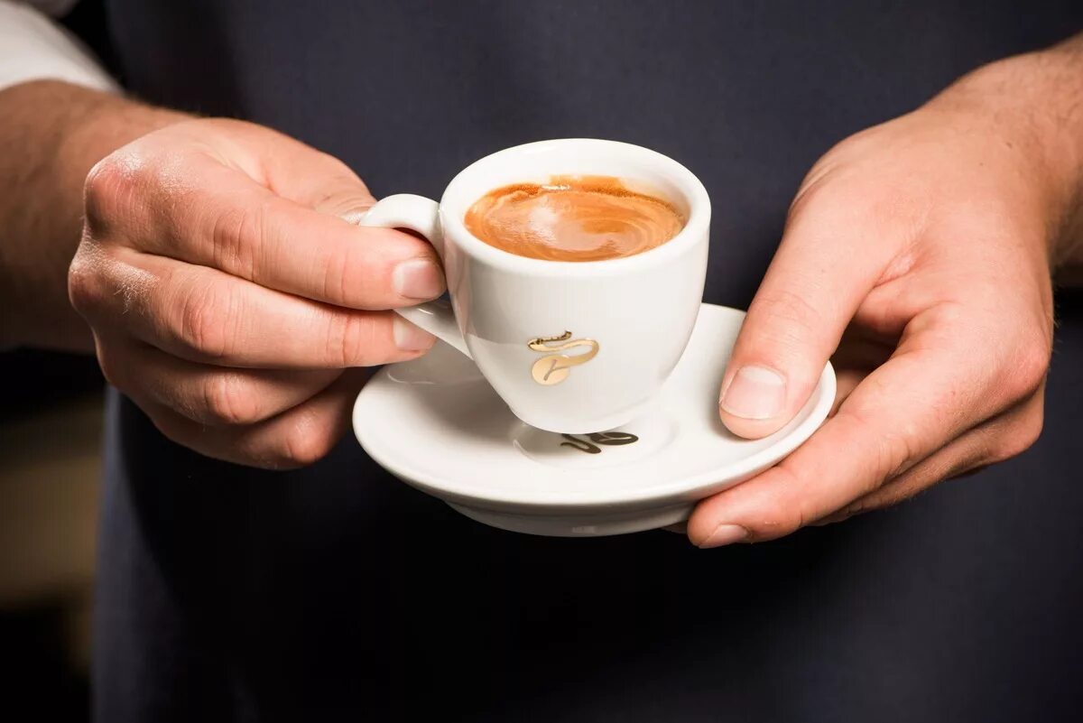 Сколько приносит кофе. Чашка кофе в мужских руках. Мужская рука с кофе. Мужская рука с чашкой. Чашка кофе Чибо.