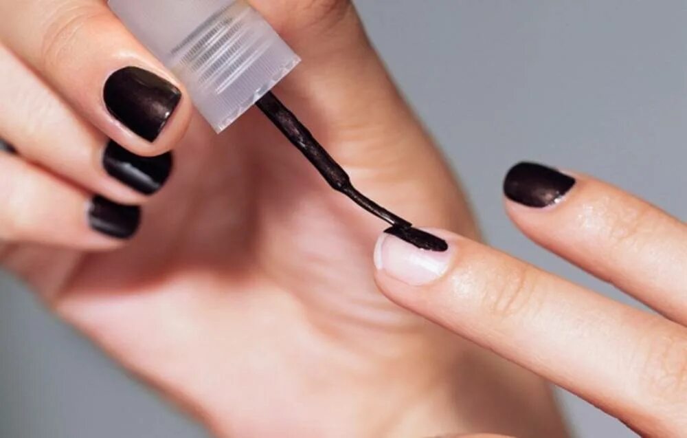 лак для ногтей. где ногти красишь. мастер маникюра. мастер маникюра. аккуратно накрасить ногти.