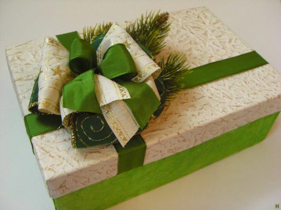 Новогоднее украшение коробок. Красивая упаковка подарков. Украшение коробки для подарка. Украшение новогодних коробок. Упаковка новогодних подарков.