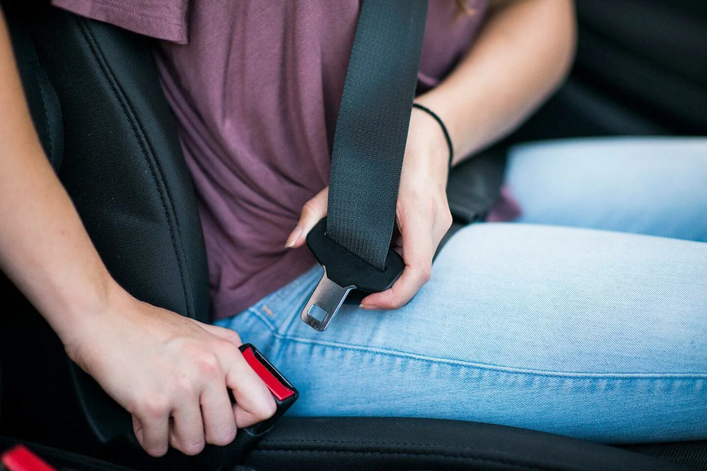 Ремень пассажира. Volvo seat belt. ремень безопасности. ремень безопасности для автомобиля. пристегнуть ремни.