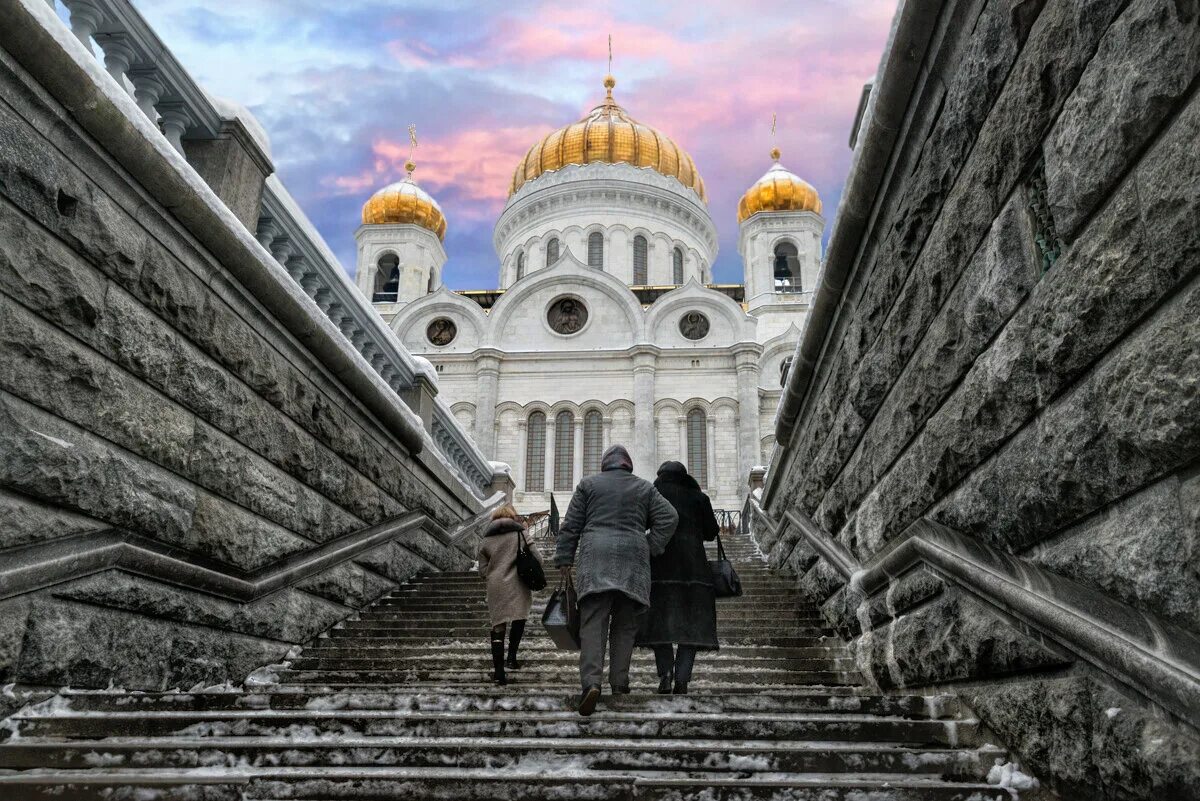 Люди идут в Церковь. Православие дорога к храму. Человек перед храмом. Очень красивый храм и человек.