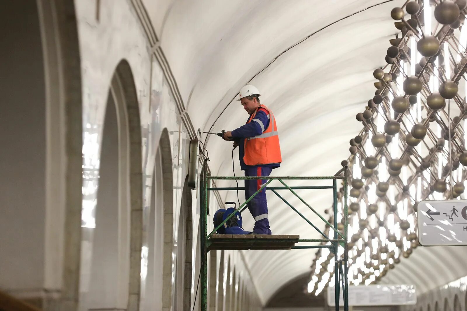 Метро тг канал. Станция метро Менделеевская Москва. Савёловская (станция метро, Серпуховско-Тимирязевская линия). Станция Таганская после ремонта. Работа в метро.