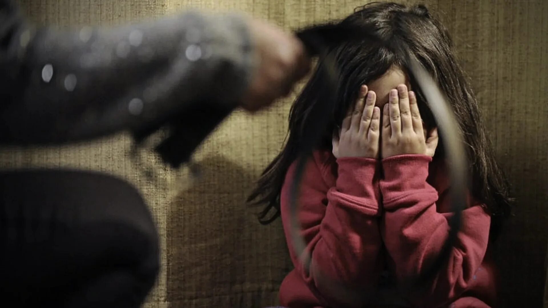 Надругался над девочкой. Насилие над малолетними. Совратила мальчика. Детишки занимаются любовью. Насилие над несовершеннолетними.