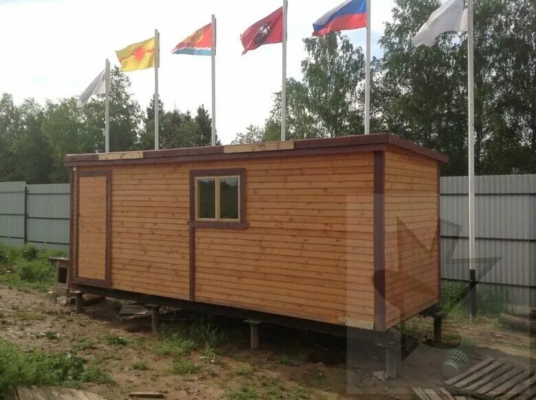 вагончик на сваях. сваи винтовые для металлической бытовки. сваи под бытовку. бытовка на винтовых сваях. вагончик на сваях.