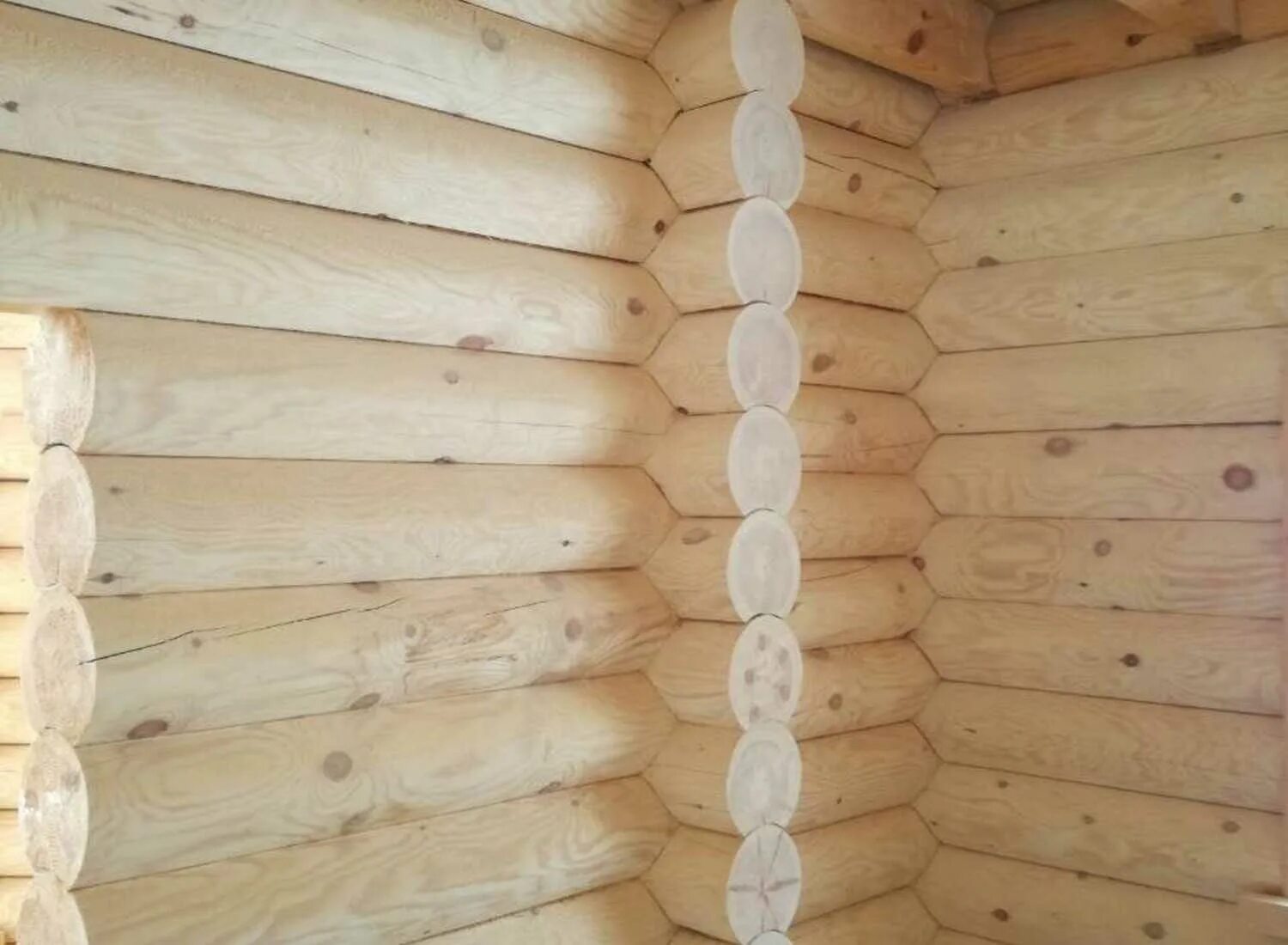 Шлифованные стены из бревн. Шлифовка оцилиндрованного бревна. Тиккурила 5064 оцилиндрованного бревна. Шлифовка оцилиндрованного бревна фото. Тиккурила 5064 оцилиндрованного бревна.