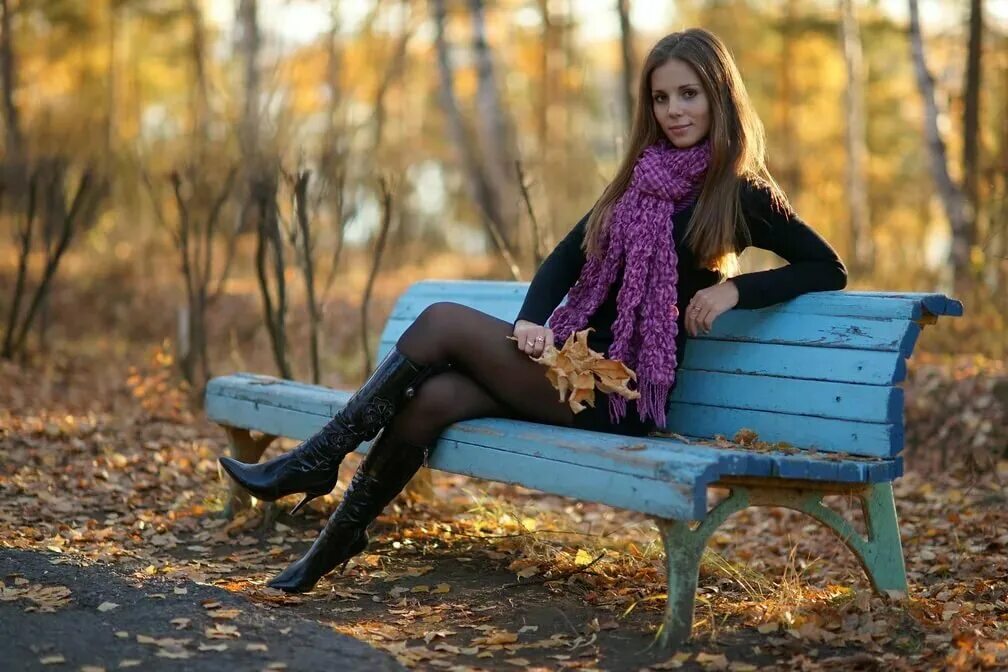Девушки в колготках в лесу. Женщина в парке на скамейке осенью. девушка на скамейке осенью. красивые девушки на скамейке. девушка на лавочке в парке.